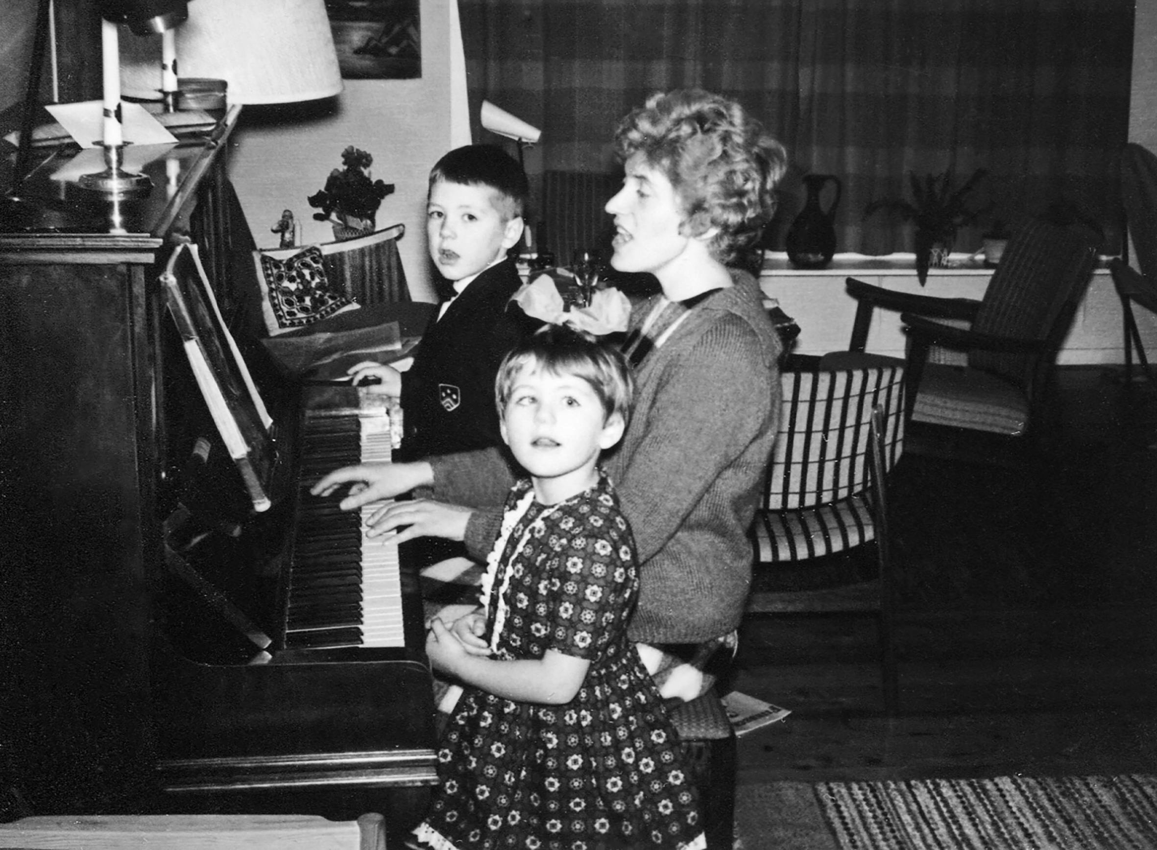 piano gamledager Kari Bremnes som ung